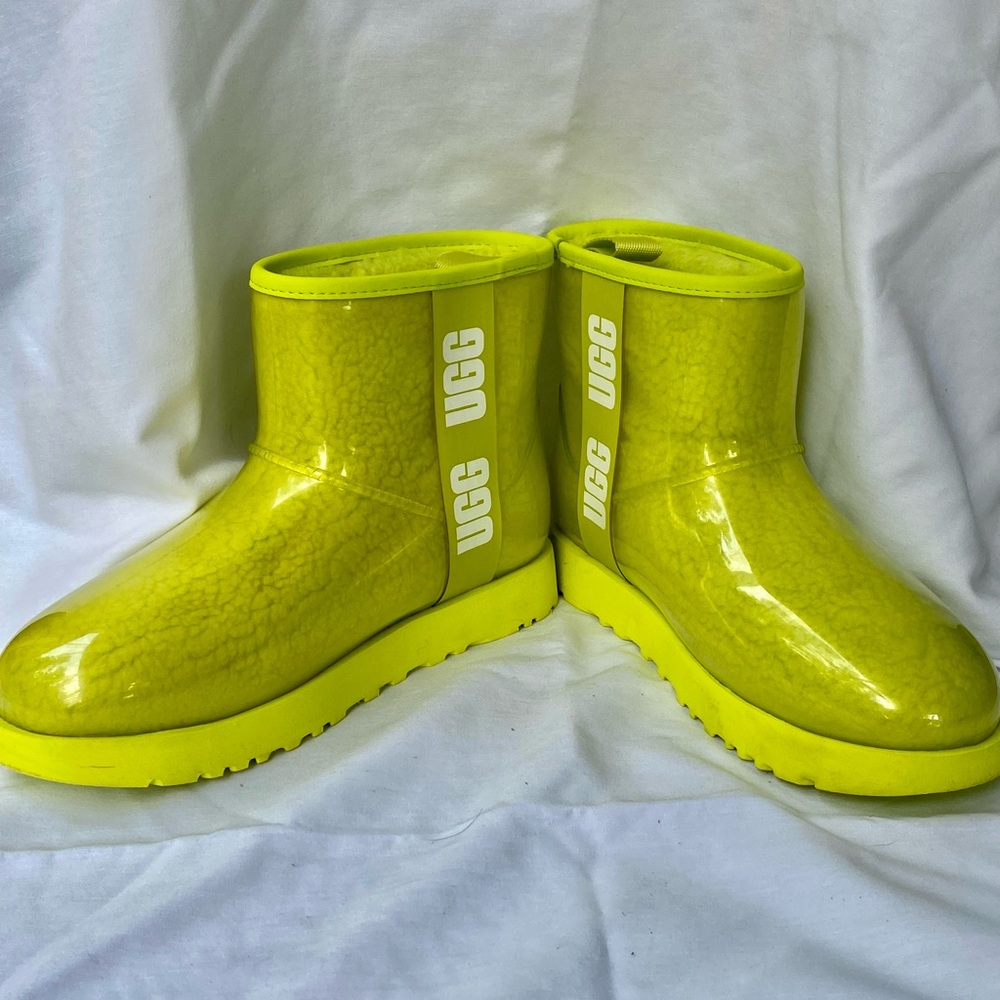 UGGS ••NEON Chartreuse SHERPA UGGS